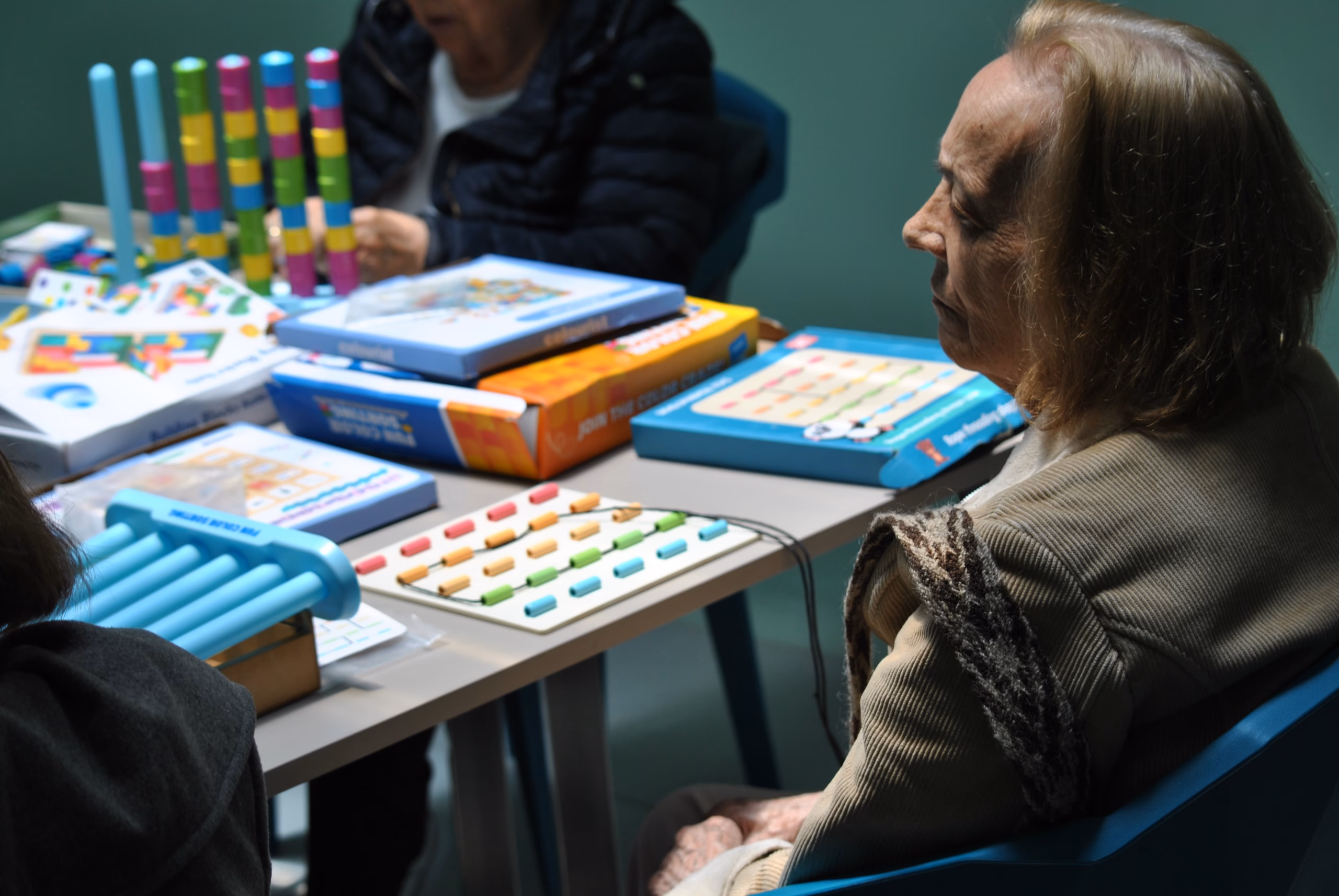 Materiales didácticos y juegos de mesa para el entrenamiento cerebral y la agilidad mental en adultos mayores