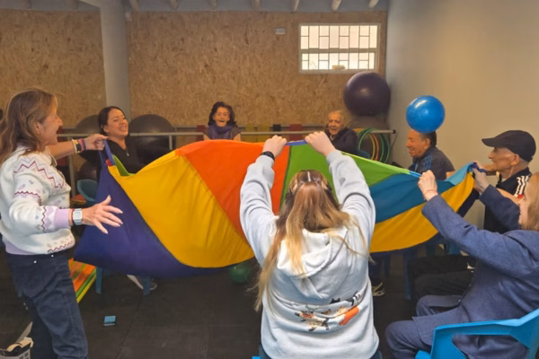 Grupo de personas mayores participando en una actividad social del Club Tiempo y Vida