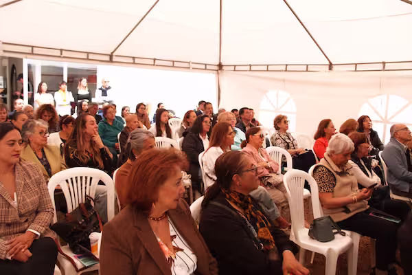Grupo de adultos mayores reunidos en un evento social del programa Conexión y Vida