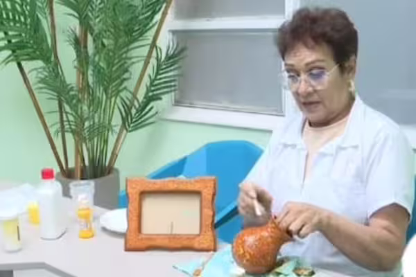 Adulta mayor elaborando una manualidad en un taller creativo del programa Crea+