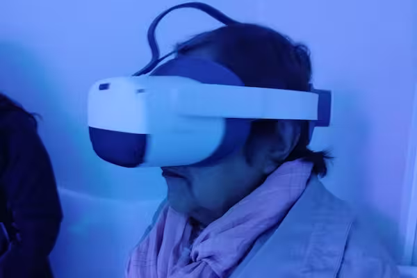 Adulta mayor usando un visor de realidad virtual como parte de las actividades de estimulación del Club Tiempo y Vida